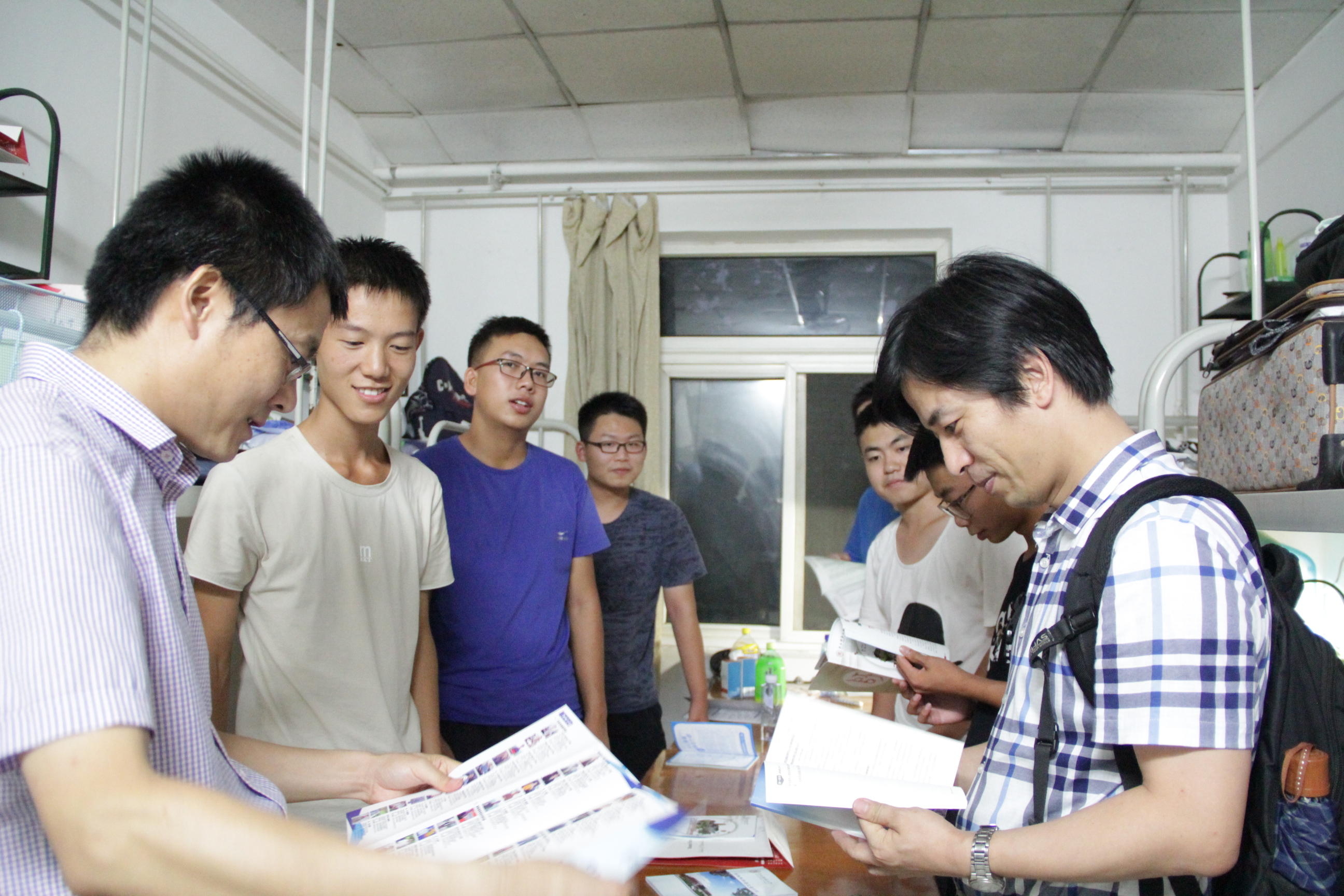 关怀进宿舍 3.JPG