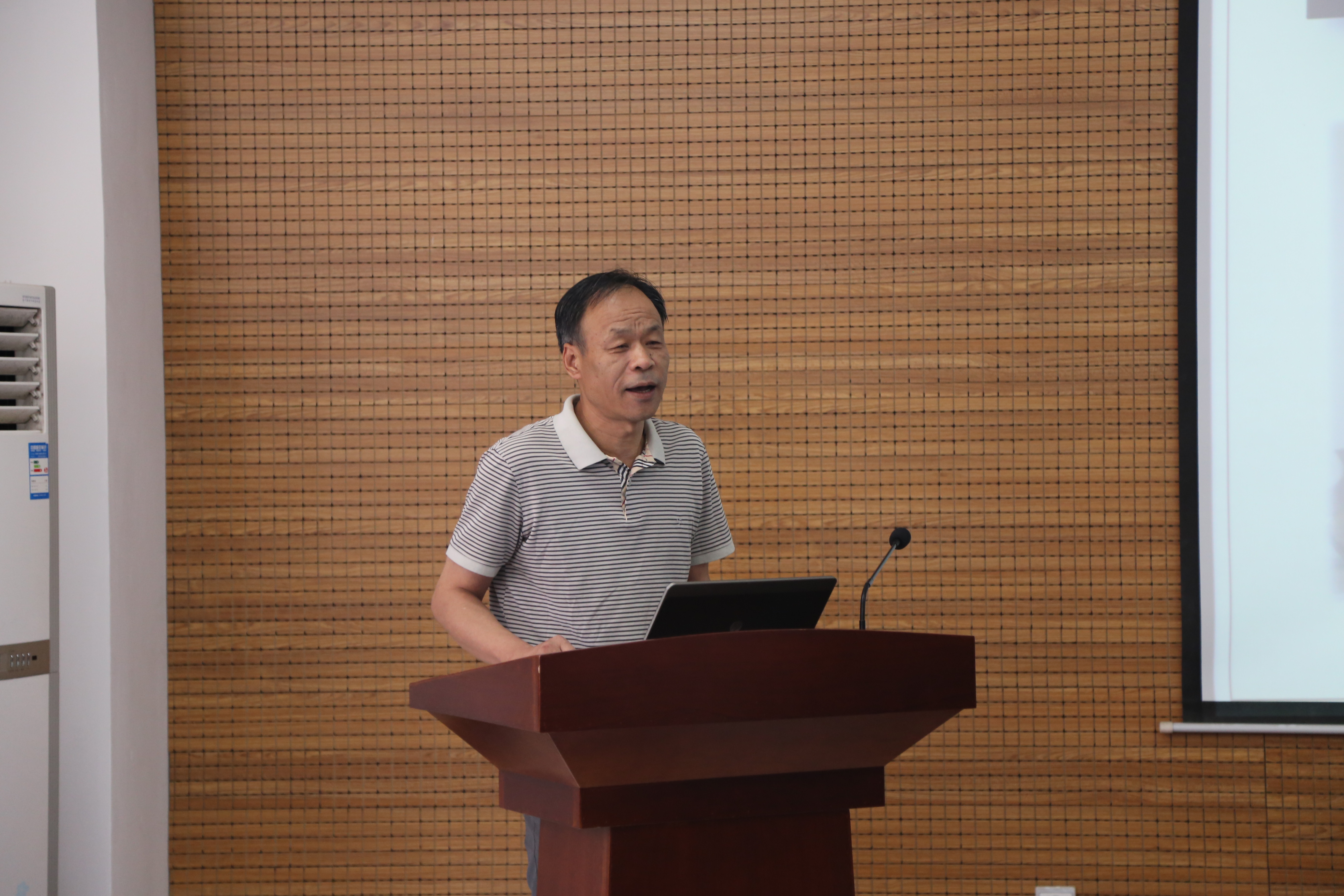 胡道道 学术报告.jpg 胡道道 学术报告.jpg