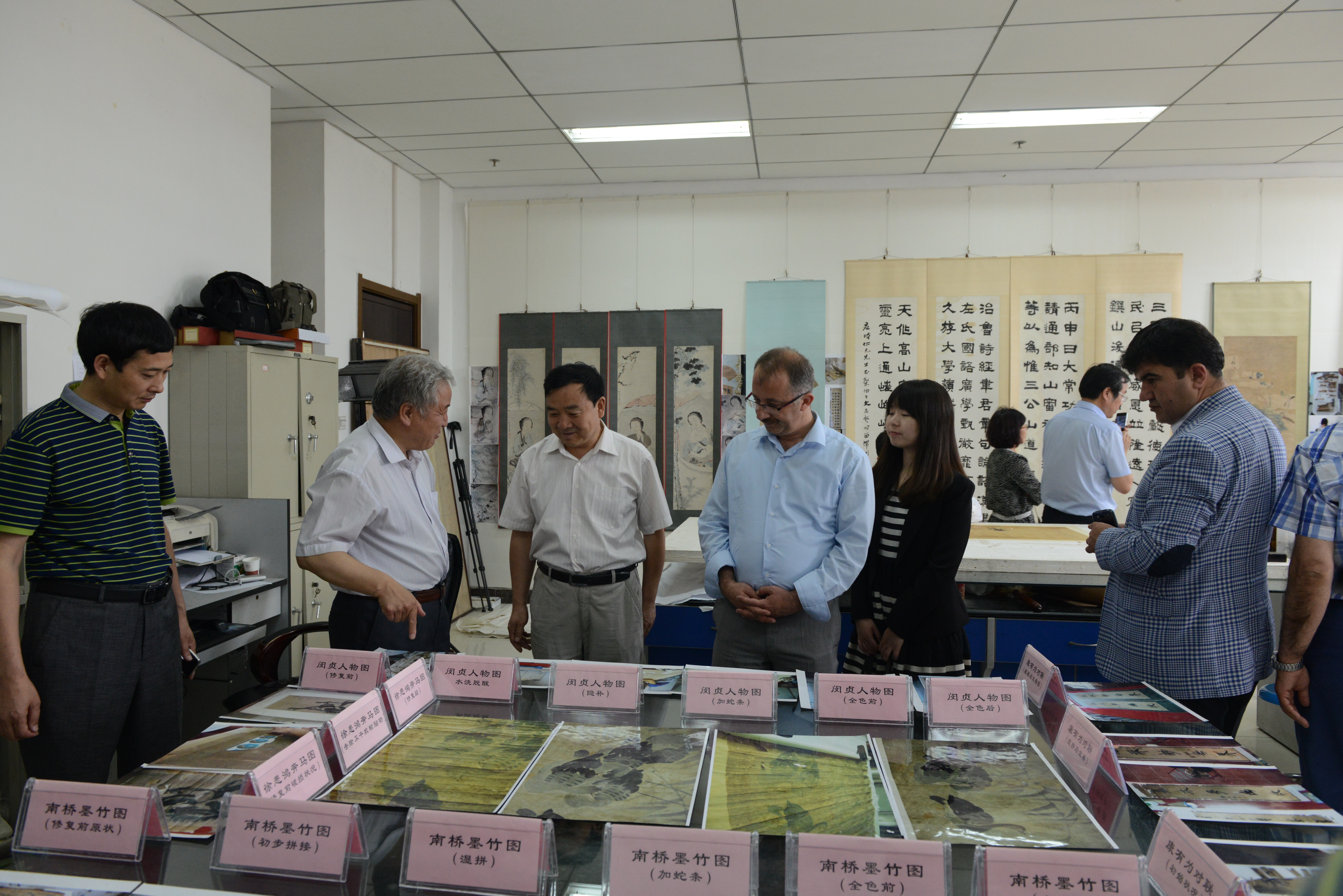 E:\网站建设\首页英国365集团公司官网动态\2015-6-20土耳其国家档案总局局长访问我中心\土耳其国家档案总局局长访问我中心\参观古旧字画修复现场（左4为乌葛?尤耐尔局长，左3为王建领局长）.JPG