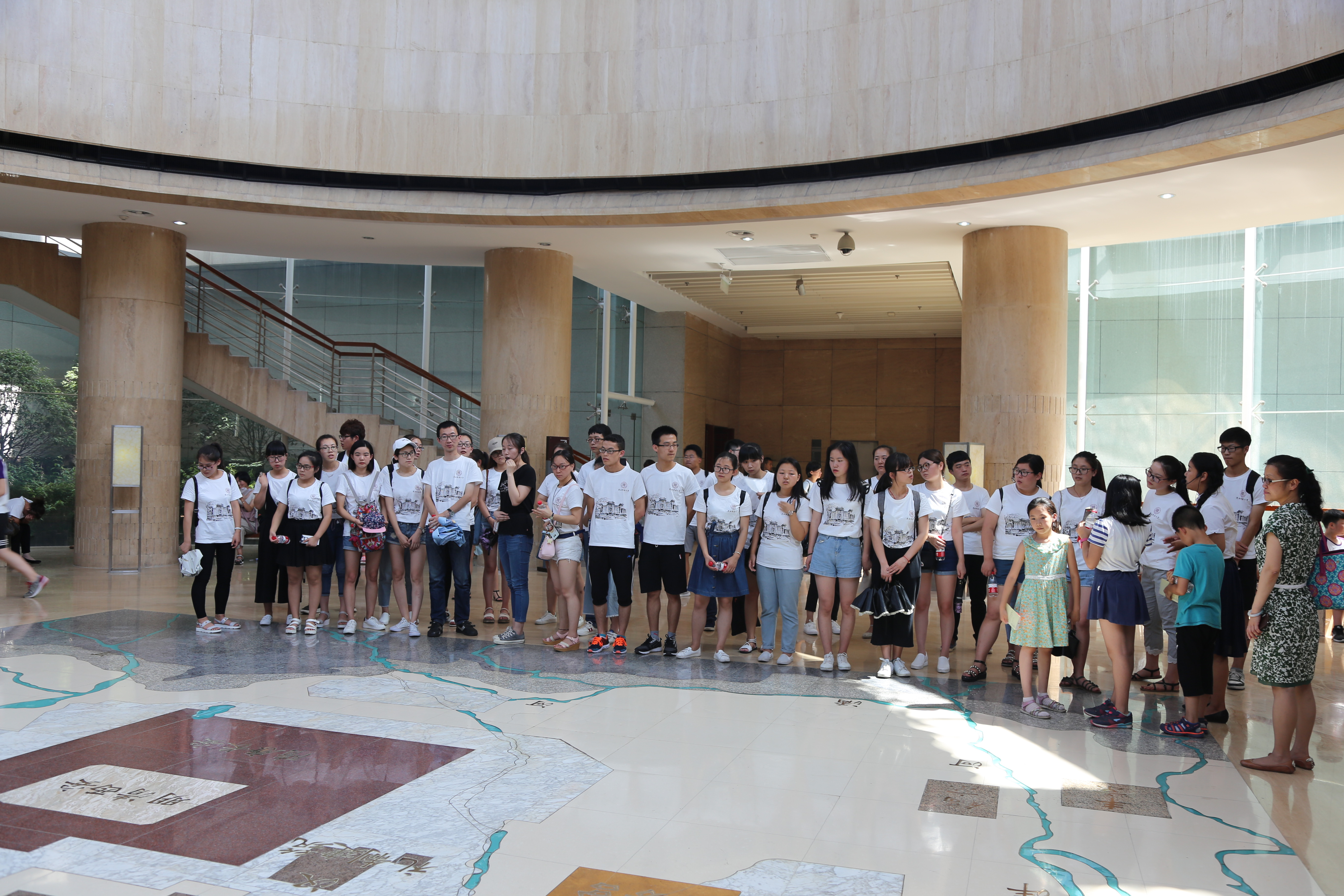 参观博物馆.jpg 参观博物馆.jpg