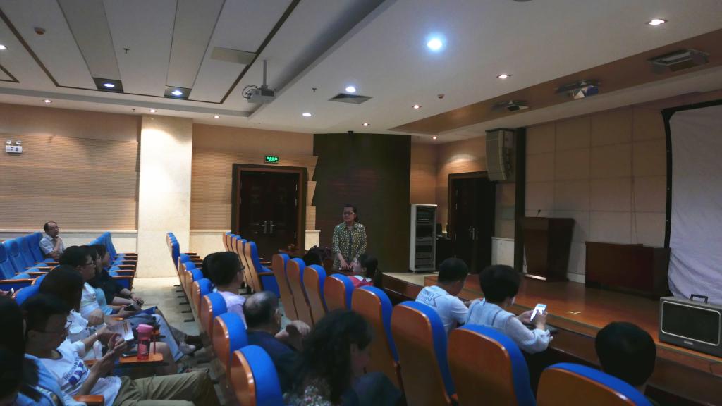 靳老师 讲话.jpg 靳老师 讲话.jpg